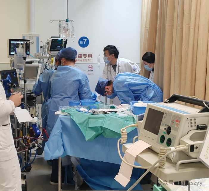  返程途中隐患重重；两名女子下车瞬间倒地；医生详解肺栓塞风险 健康养生