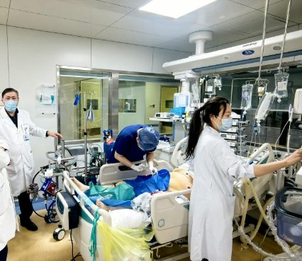  返程途中隐患重重；两名女子下车瞬间倒地；医生详解肺栓塞风险 健康养生