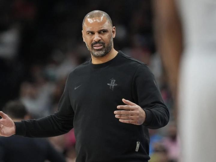  火箭队防守崩盘，马刺轻松取胜；乌度卡直言球队强硬特质已消失。 体育新闻