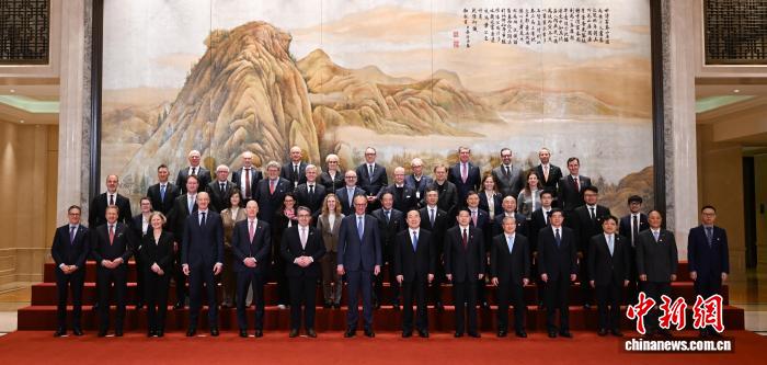  西湖边中德企业家聚首；产业互补开启共赢新篇章。 新闻 西湖边中德企业家聚首；产业互补开启共赢新篇章。 新闻