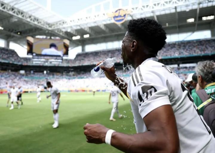  国际足联引入补水暂停机制，电视转播迎来广告新窗口；这项变革源于球员福祉，却引发商业与观赛体验的热议。 体育新闻