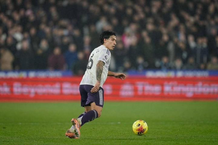  利桑德罗·马丁内斯伤势延误；曼联后防面临考验，老特拉福德争四战或缺关键先生。 体育新闻