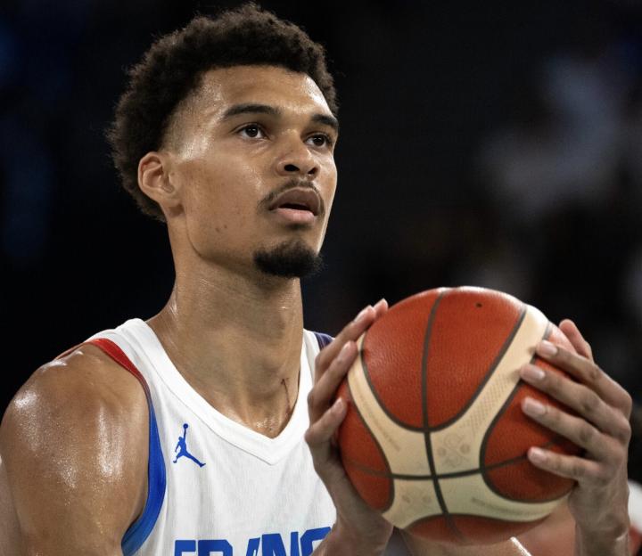  家乡的质疑声浪；文班亚马面对法国黑粉；美国梦与本土现实的碰撞 体育新闻