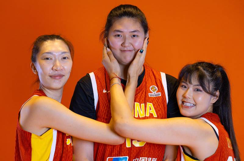  中国女篮迎来历史时刻，三大中锋并肩作战；主场世预赛拉开帷幕，晋级之路充满期待。 体育新闻