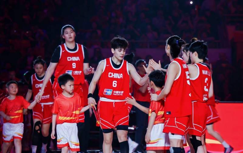  中国女篮迎来历史时刻，三大中锋并肩作战；主场世预赛拉开帷幕，晋级之路充满期待。 体育新闻
