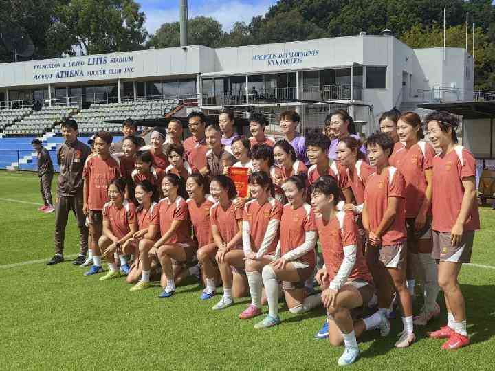  中国女足珀斯训练现场暖心一幕；总领事付莉华到访勉励，陈巧珠绷带缠手强势回归合练。 体育新闻 中国女足珀斯训练现场暖心一幕；总领事付莉华到访勉励，陈巧珠绷带缠手强势回归合练。 体育新闻 中国女足珀斯训练现场暖心一幕；总领事付莉华到访勉励，陈巧珠绷带缠手强势回归合练。 体育新闻