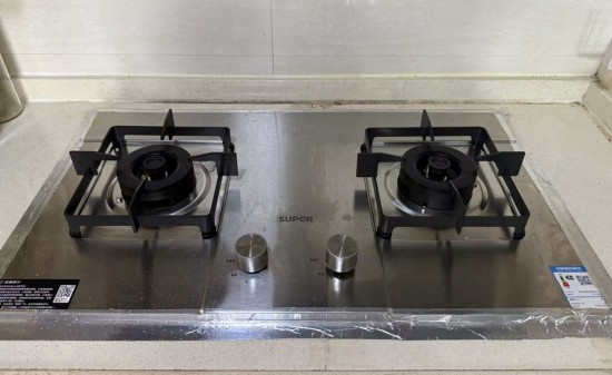  啄木鸟维修乱象曝光一年，旧款燃气灶高价售出，瓷砖修坏拒赔。 家电市场