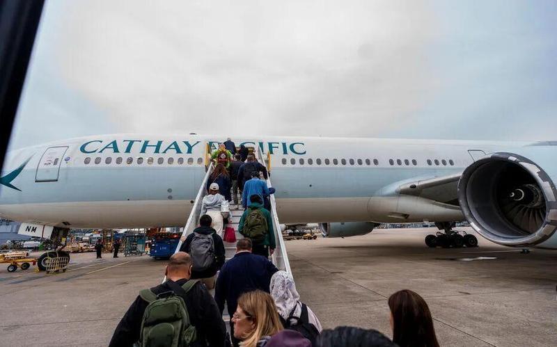 国际航班票价飙升至前所未有水平，中东局势持续紧张；航空燃油成本大幅攀升，旅客出行面临严峻挑战。