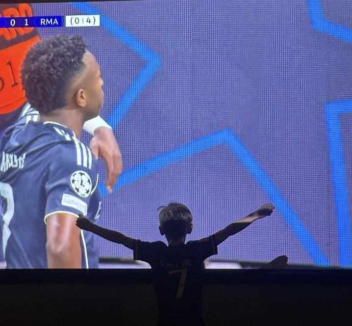  贝尔退役后仍钟情皇马；父子齐观曼城对决；维尼修斯进球引爆家中喜庆氛围。 体育新闻