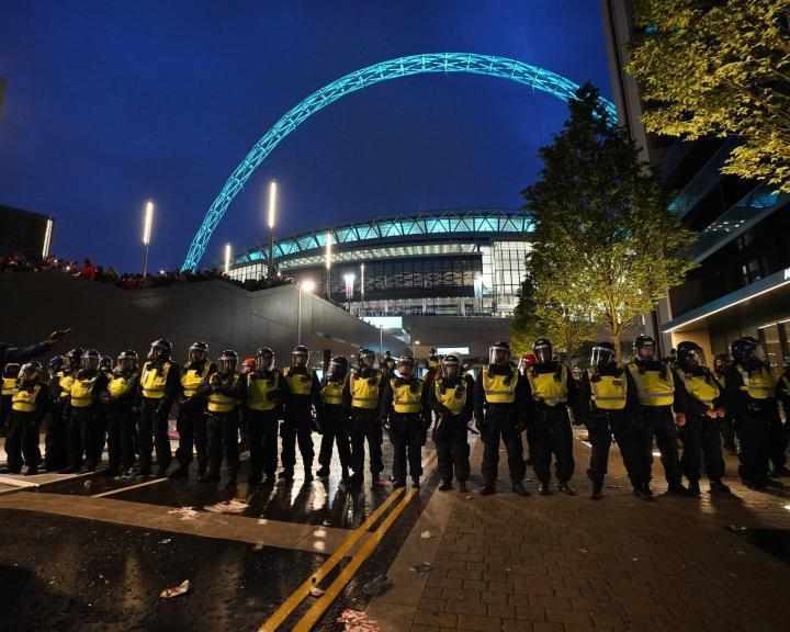  足球圣殿的守护升级；无票闯入从此触犯刑律，禁赛令长达数年。 体育新闻 足球圣殿的守护升级；无票闯入从此触犯刑律，禁赛令长达数年。 体育新闻