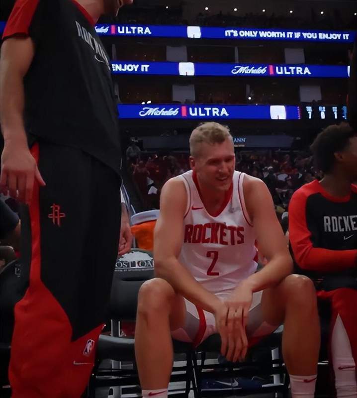  底薪悍将的涅槃重塑：空间型中锋兰代尔的战术进化之路 体育新闻