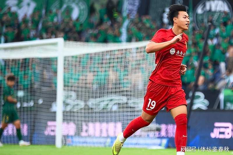  赛场隐形规则：资深裁判回归首秀为何引发信任危机？ 体育新闻