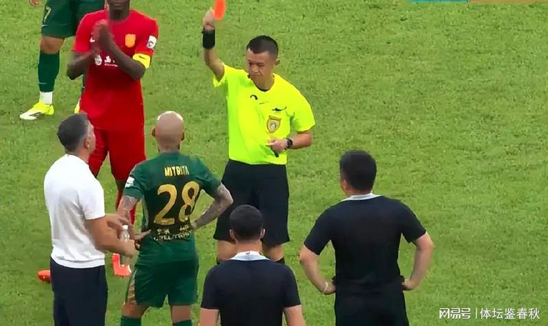  赛场隐形规则：资深裁判回归首秀为何引发信任危机？ 体育新闻