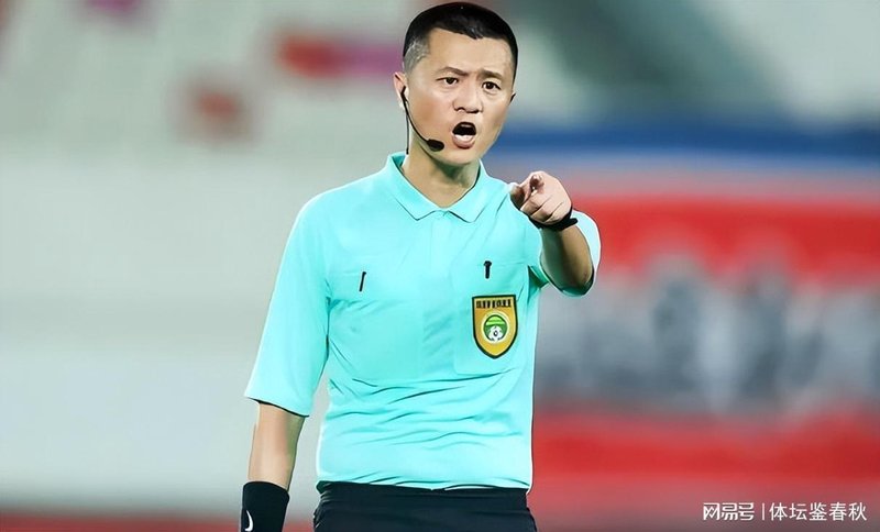  赛场隐形规则：资深裁判回归首秀为何引发信任危机？ 体育新闻