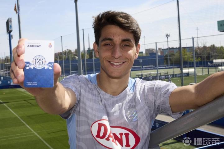 从边路到中路：拉蒙·特拉茨的位置转型与德比战术解析 体育新闻