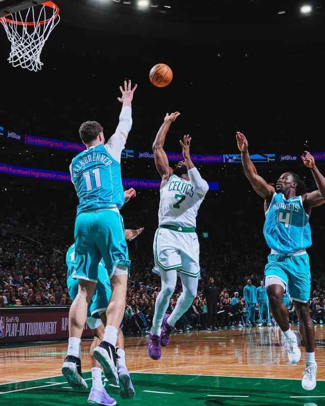  数据背后：布朗2000分里程碑与凯尔特人战术演进的深层逻辑 体育新闻 数据背后：布朗2000分里程碑与凯尔特人战术演进的深层逻辑 体育新闻