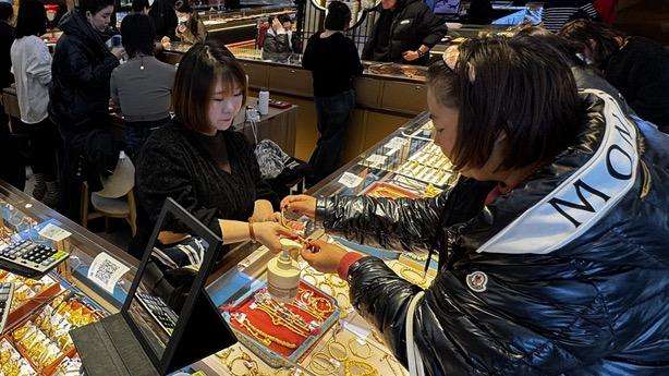  贝恩报告深度解读：中国奢侈品消费的范式转移与资产配置逻辑重构 股票财经