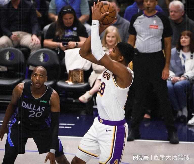  湖人输球的夜晚，一个年轻人的爆发与一个年轻人的失落 体育新闻