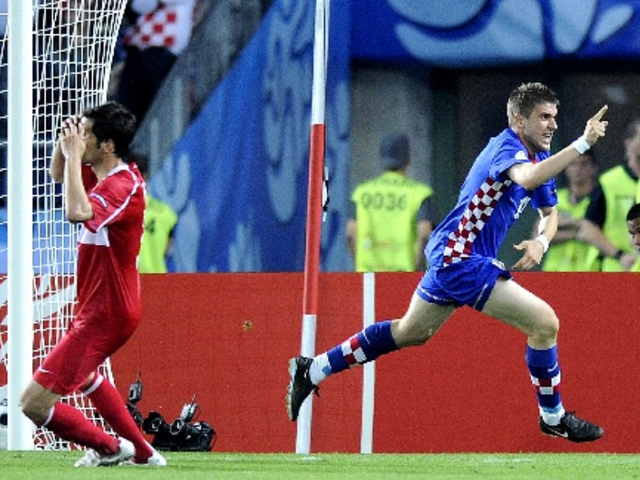  从绿茵到病床：克拉什尼奇事件中的医学盲区与职业足球的代价 体育新闻