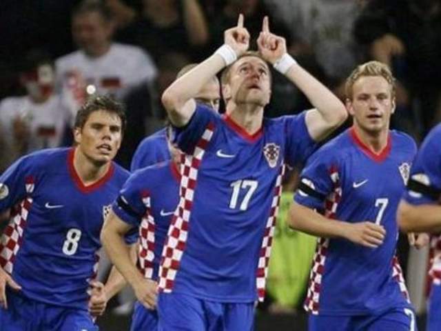  从绿茵到病床：克拉什尼奇事件中的医学盲区与职业足球的代价 体育新闻